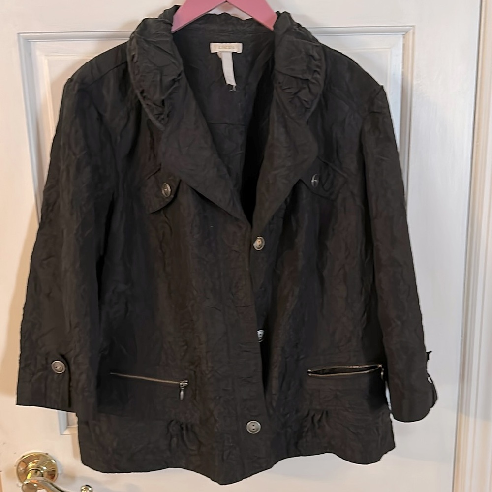 Chicos size 3 lightweight 3/4 sleeve crinkle nylon polyester jacket.